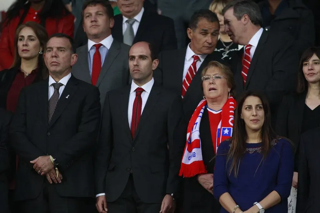 Sergio Jadue y Michelle Bachelet presenciando un partido de la Selección Chilena en 2015. Foto: Photosport.