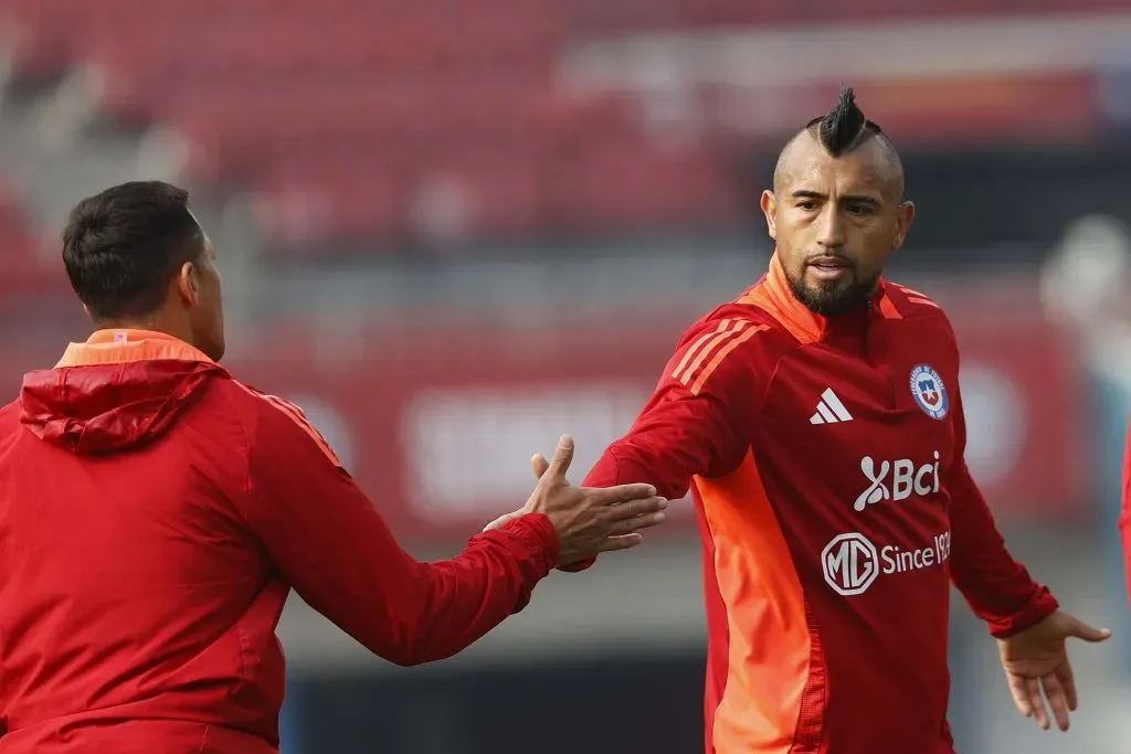 Alexis Sánchez le entregó su apoyo a Arturo Vidal en medio de las críticas. Foto: Comunicaciones FFCh.