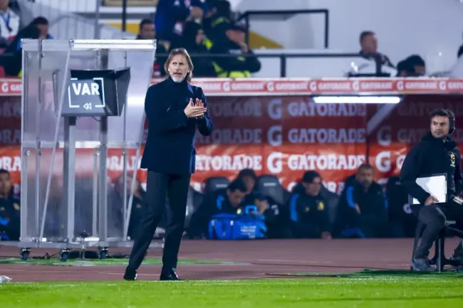 Ricardo Gareca dirigió por primera vez sin la ropa oficial de la selección chilena. | Foto: Photosport.