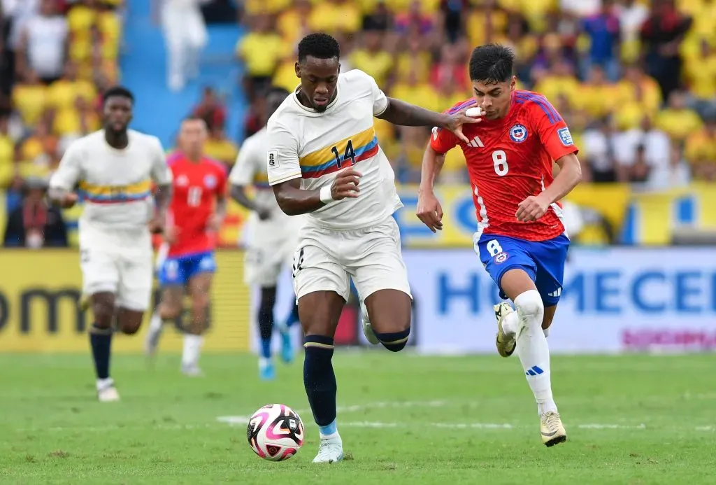 Jhon Jader Durán lucha ante Darío Osorio. (Gabriel Aponte/Getty Images).