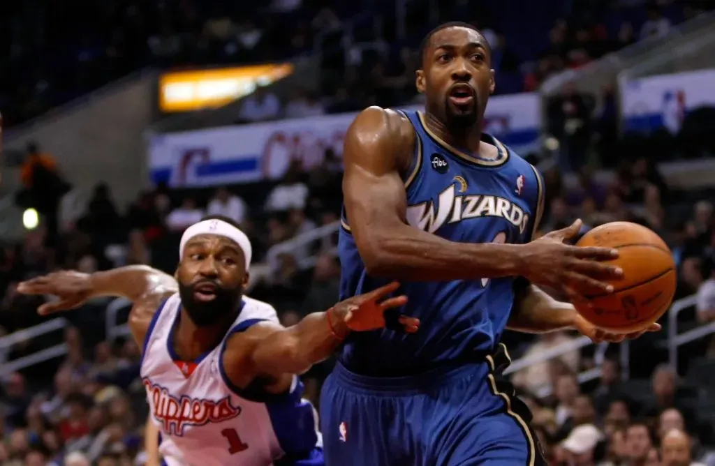 Gilbert Arenas protege el balón de Baron Davis de Los Angeles Clippers.