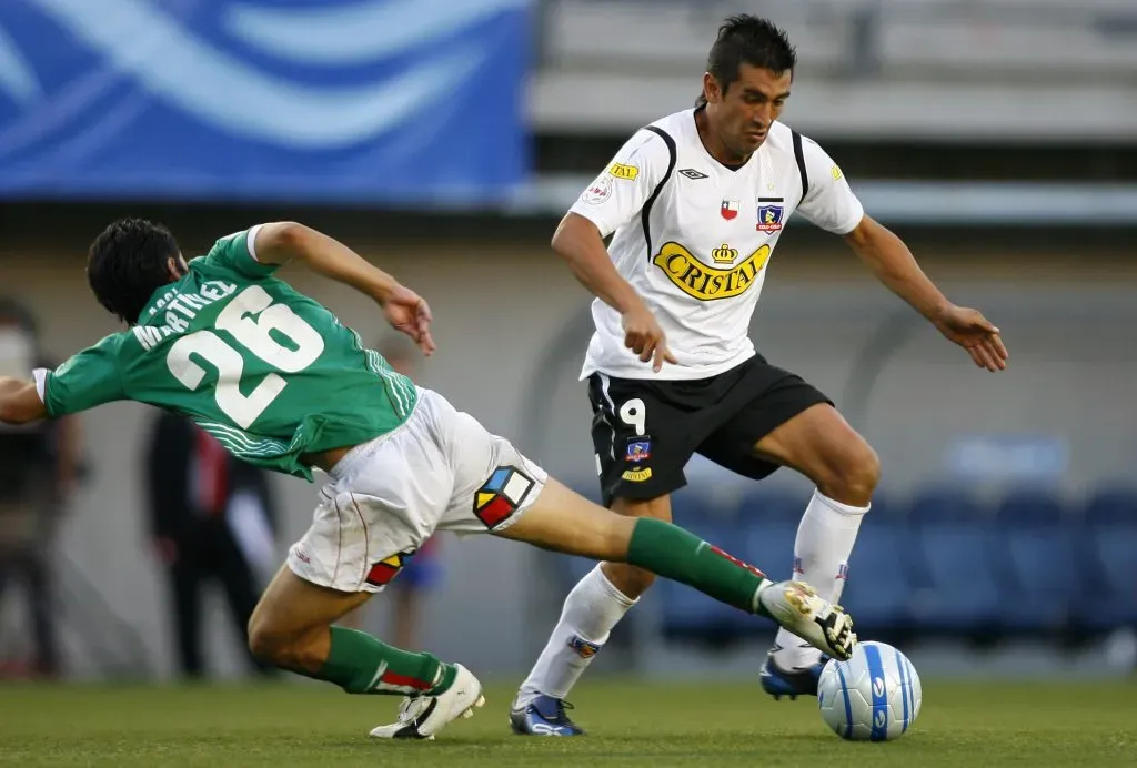 Rodolfo Moya en acción por Colo Colo: también jugó en la U, Audax Italiano y Everton. (ANDRES PINA/PHOTOSPORT).