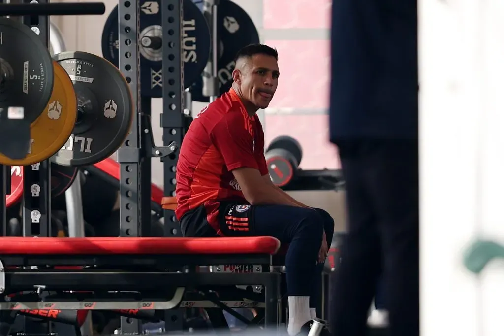 Alexis Sánchez tuvo algunos inconvenientes en suelo paceño. (Javier Torres/Photosport).