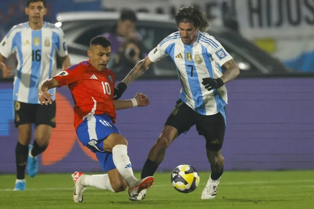 Alexis Sánchez marca a Rodrigo de Paul en la derrota de Chile ante Argentina. (Andres Pina/Photosport).