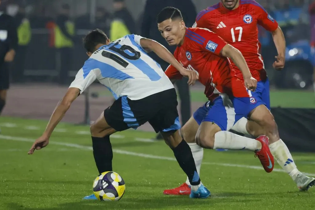 Lucas Cepeda enfrenta la marca de Nahuel Molina, lateral derecho de Argentina. (Andres Pina/Photosport).