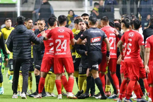 Unión La Calera pagará con cuatro partidos sin público los incidentes sucedidos ante San Luis. | Foto: Photosport.