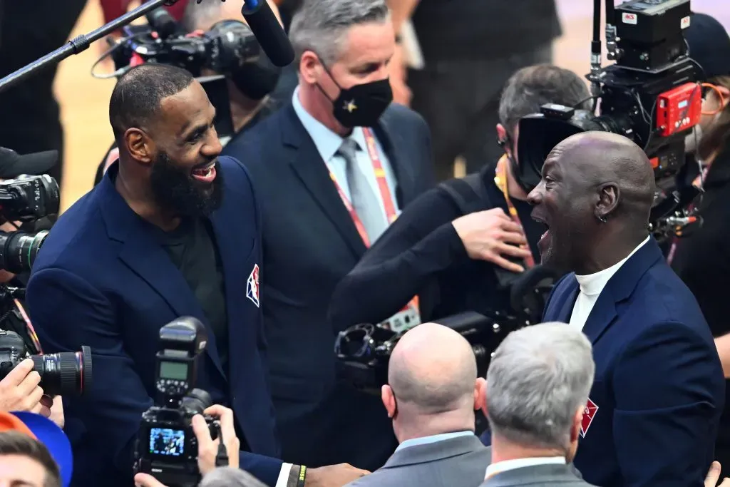 Michael Jordan y LeBron James son los basquetbolistas que más dinero han ganado en su vida. (Foto: Jason Miller/Getty Images)