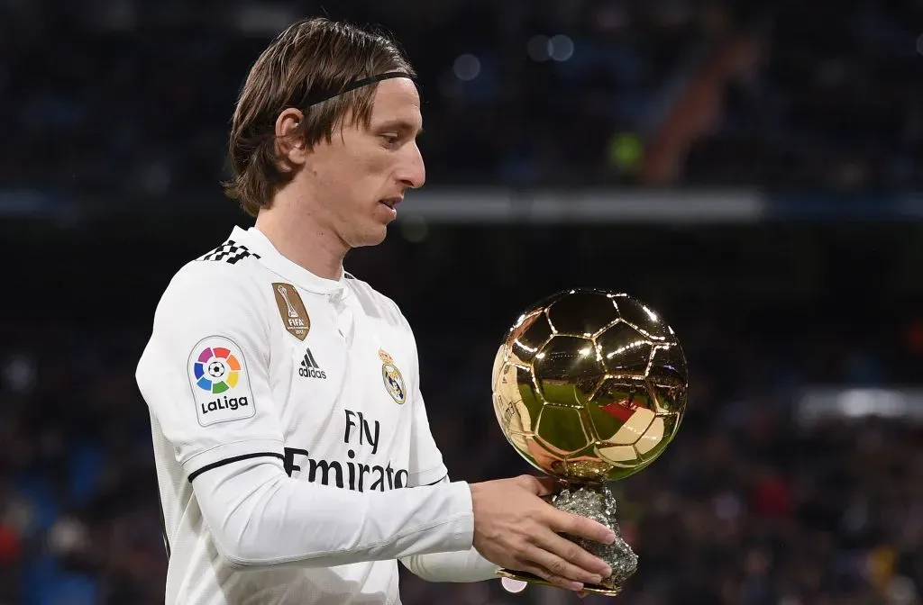 Luka Modric luce su Balón de Oro en el estadio Santiago Bernabéu. (Denis Doyle/Getty Images).