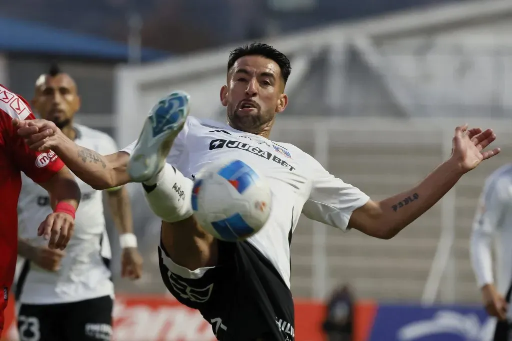 Mauricio Isla asegura su continuidad, al menos desde las matemáticas, en Colo Colo. Foto: Andres Pina/Photosport.