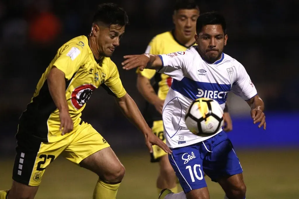 Diego Rojas en acción por la UC ante San Luis de Quillota. (Marcelo Hernandez/Photosport).