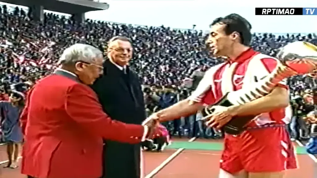 Estrella Roja recibió la Copa Intercontinental. (Captura).