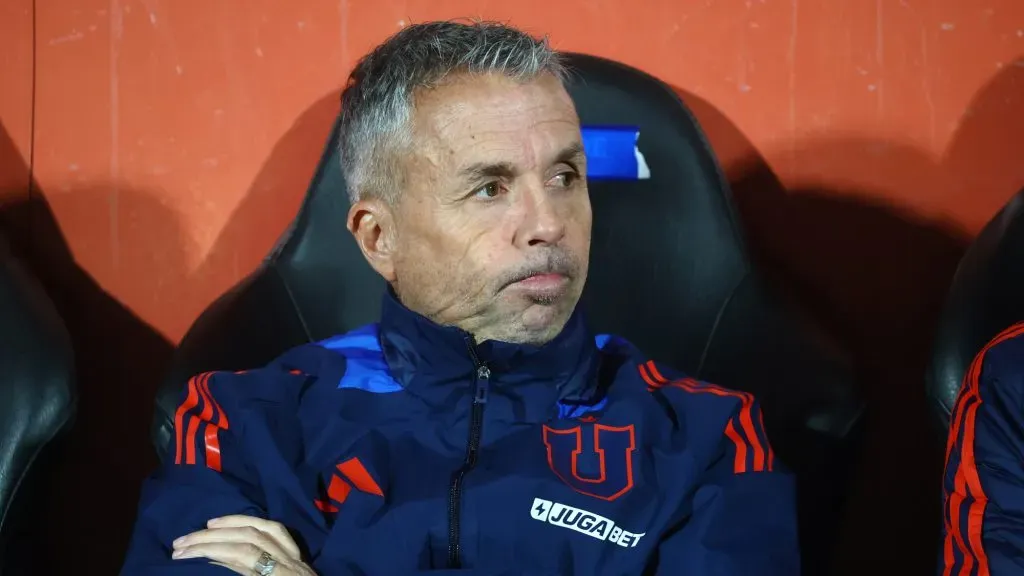 Gustavo Álvarez tendrá que modificar la formación de la U por algunas bajas y dudas. Foto: Photosport.