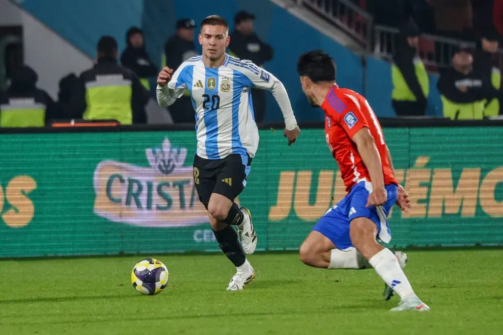 Franco Mastantuono sale al baile para la filosófica explicación de Jorge Sampaoli. Foto: Marcelo Hernandez/Getty Images.