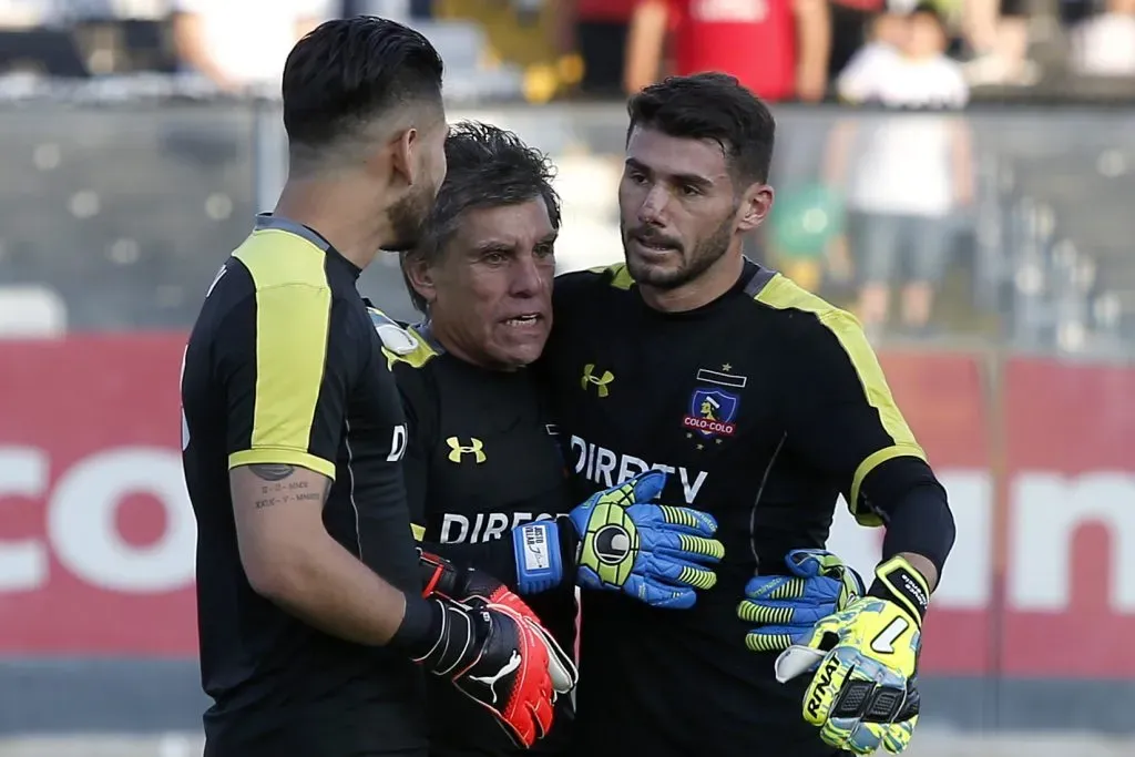 Julio Rodríguez junto a los goleros de Colo Colo Paulo Garcés y Álvaro Salazar, hoy en Unión San Felipe y Cobreloa, respectivamente. (Paul Plaza/Photosport).