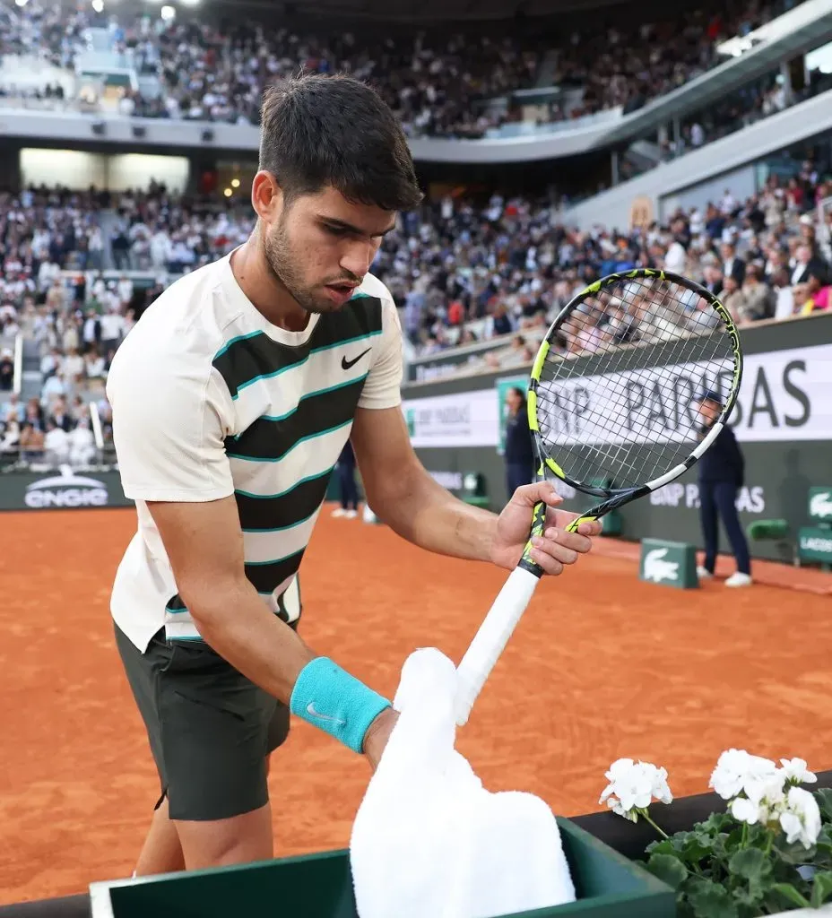Carlos Alcaraz se limpia el sudor de la raqueta en Roland Garros 2025 (.Getty Images)