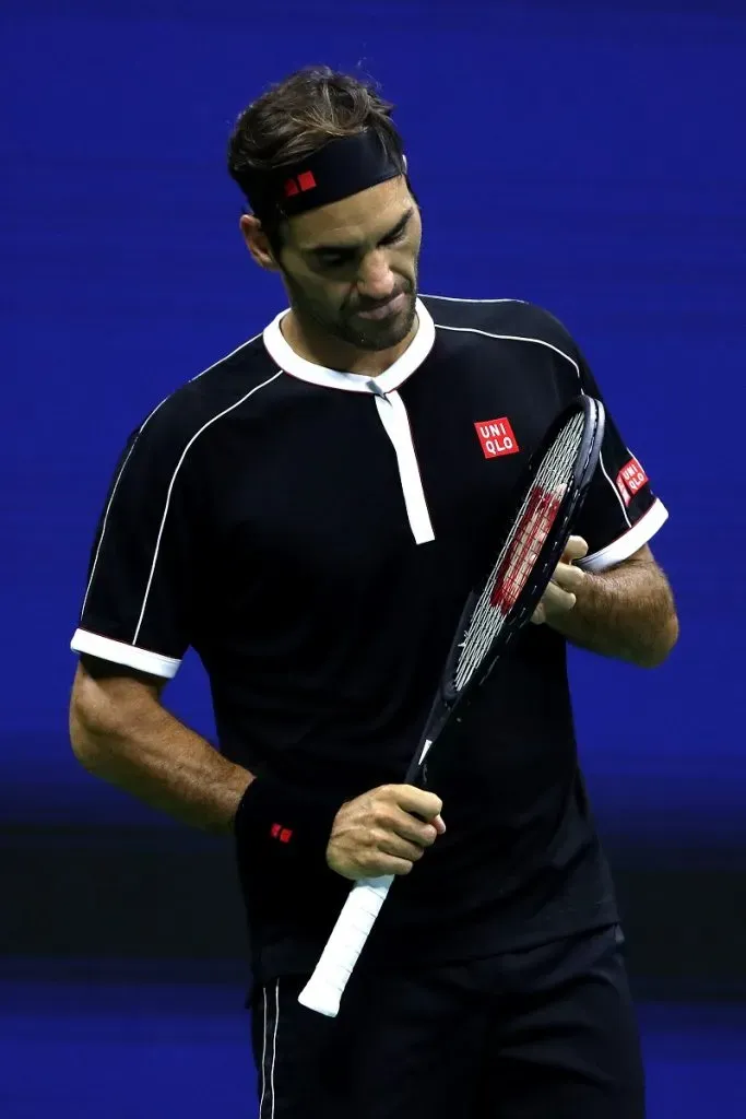 Roger Federer revisa su raqueta en el US Open 2019 (Getty Images).