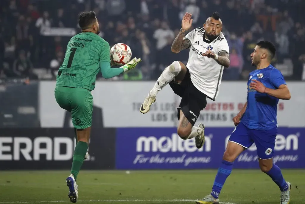 Gonzalo Flores jugó cinco temporadas en Deportes Santa Cruz. Acá ante Colo Colo por la Copa Chile. (Felipe Zanca/Photosport).