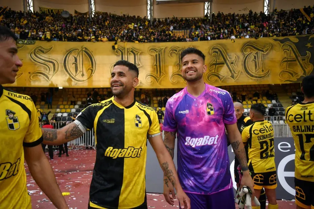 Manuel Fernández y Gonzalo Flores celebran la victoria de Coquimbo Unido ante U de Chile. (Alejandro Pizarro Ubilla/Photosport).