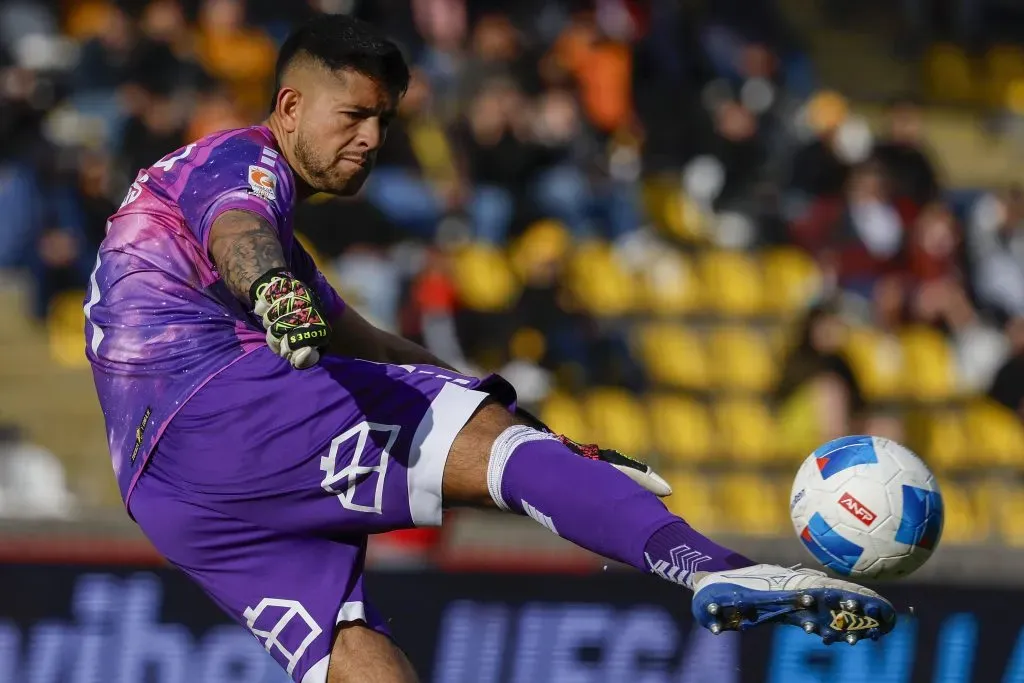 Gonzalo Flores en acción ante Universidad de Chile. No había jugado ni en la Copa Chile. (Andres Pina/Photosport).