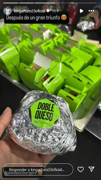 Arturo Vidal le regaló una hamburguesa a cada jugador de Colo Colo tras el 4-0 sobre Cobresal. | Foto: Captura.