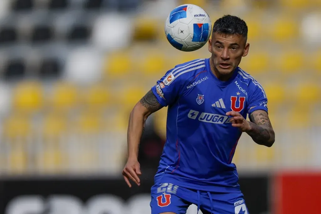 Charles Aránguiz será baja en Universidad de Chile por lesion. | Foto: Photosport.
