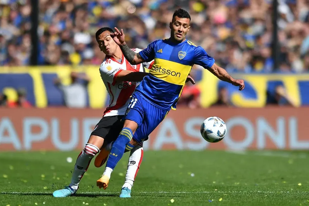 Lucas Janson en acción durante un Superclásico ante River Plate. (Marcelo Endelli/Getty Images).