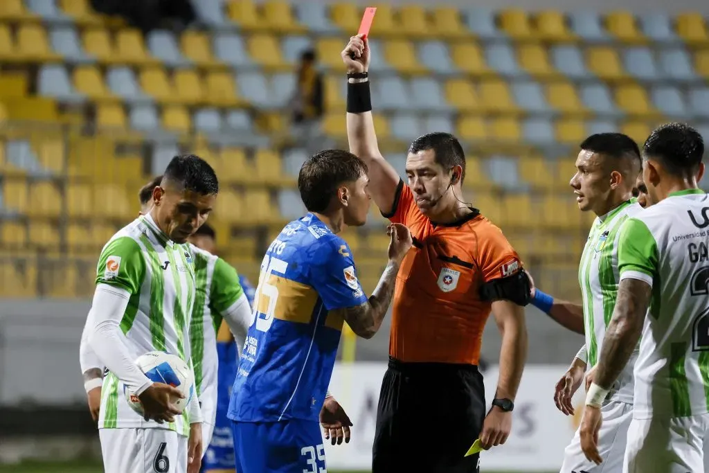 Lucas Soto no entendía la expulsión y le trataba de explicar al árbitro Franco Jiménez. (Andres Pina/Photosport).