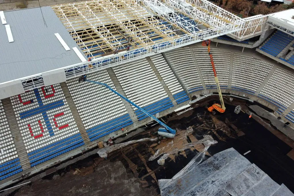 Cerca de un 95% de avances tiene el nuevo estadio de Universidad Católica. Foto: Javier Salvo/Photosport