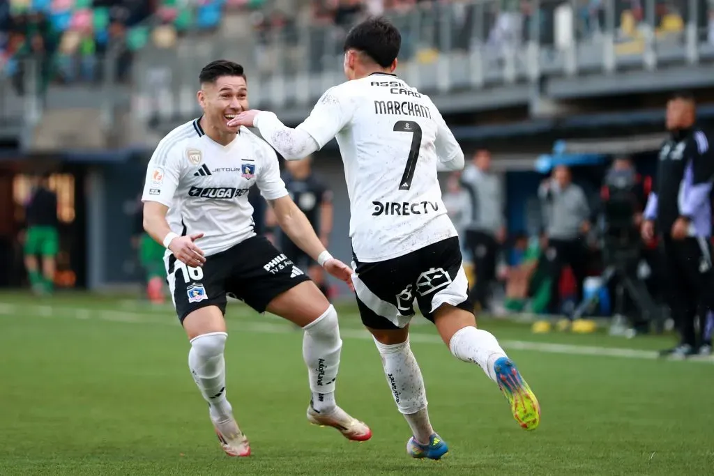 El Torta Opazo celebra el 1-1 albo con Francisco Marchant. (Felipe Zanca/Photosport).