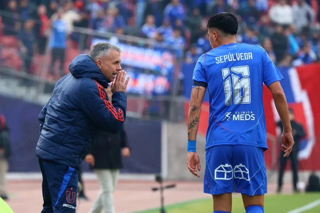 Gustavo Álvarez podría perder a tres de sus principales figuras en la U para la segunda rueda. Foto: Photosport.
