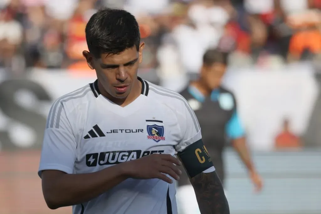 Esteban Pavez perdió su lugar en el equipo de titular de Colo Colo, y con esto, la jineta de capitán en este 2025. | Foto: Photosport.
