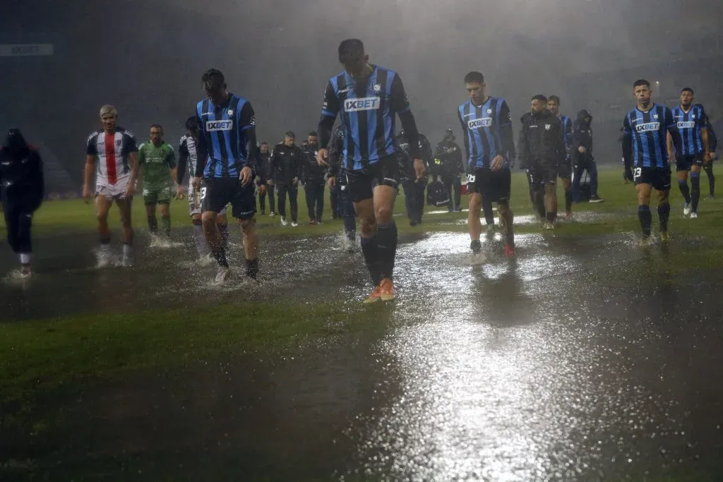 El segundo tiempo, gran parte de la cancha del estadio de Talcahuano estuvo en estas condiciones. Foto: Marco Vazquez/Photosport.