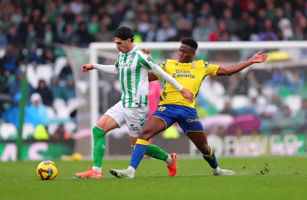 Johnny Cardoso en acción con el Betis. (Fran Santiago/Getty Images).
