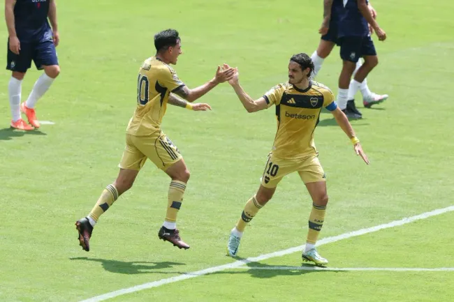 Edinson Cavani y Luciano di Lollo celebran el gol de Boca Juniors. (Richard Pelham/Getty Images).
