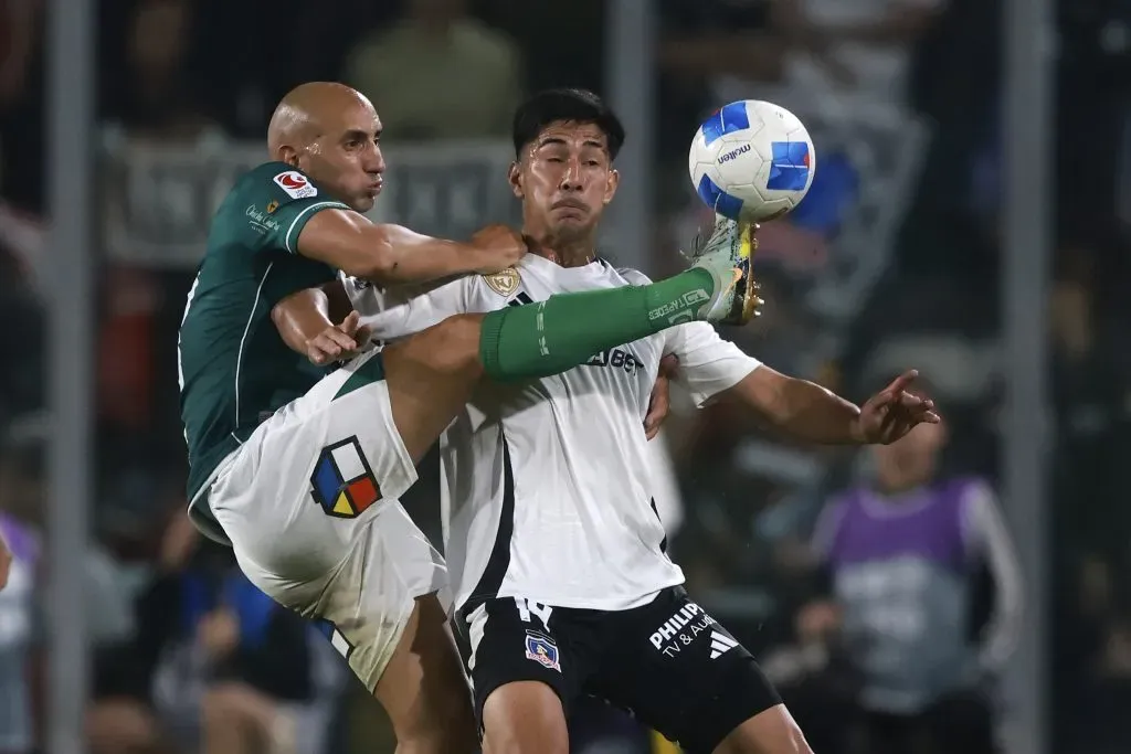 Salomón Rodríguez aguanta la marca de Sergio Felipe, su compatriota uruguayo de Santiago Wanderers. (Felipe Zanca/Photosport).