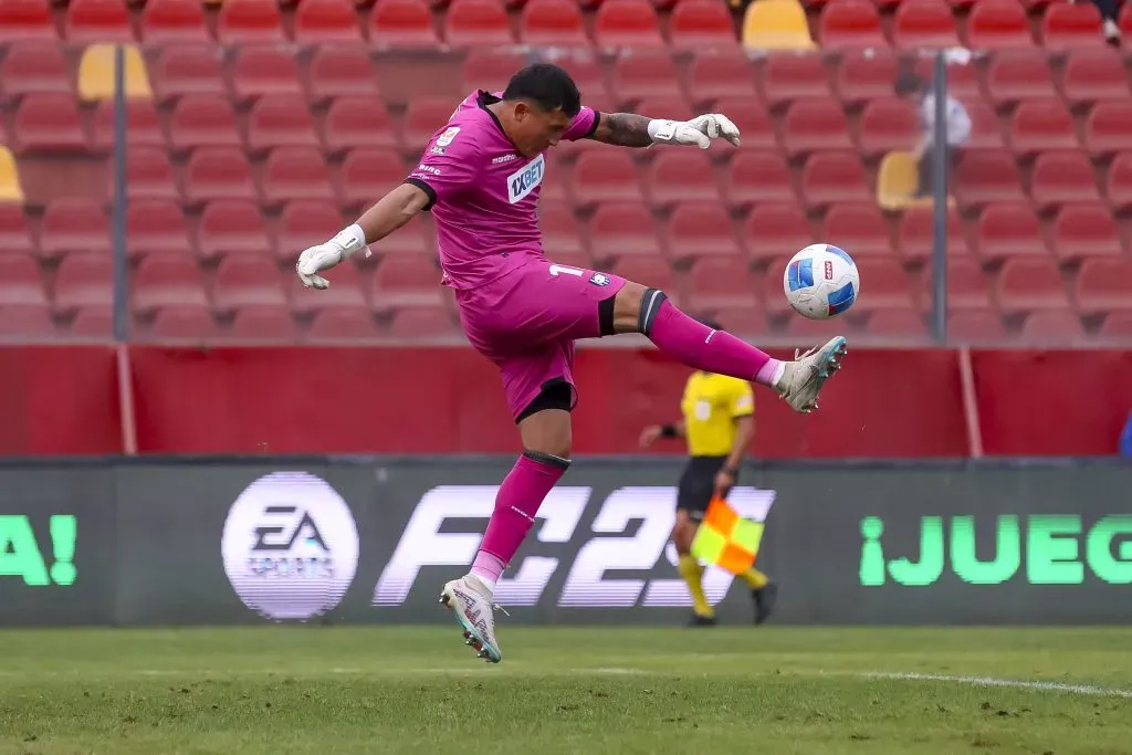 Zacarías López en acción frente a la UC con Huachipato. (Pepe Alvújar/Photosport).