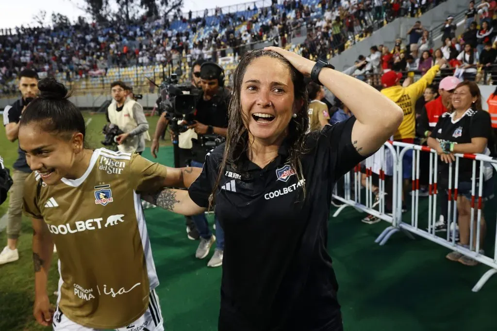 Futbol, Colo Colo vs Santiago Morning.
Final, Campeonato Femenino 2023.
La entrenadora de Colo Colo, Tatiele Silveira, celebra tras el partido por la final del campeonato femenino realizado en el Estadio Sausalito de Vina Del Mar, Chile.
25/11/2023
Raul Zamora/Photosport
Football, Colo Colo vs Santiago Morning.
Final match, 2023 Women’s Championship.
Colo Colo’s coach Tatiele Silva celebrates during the women’s championship final match held at the Sausalito stadium in Vina Del Mar, Chile.
25/11/2023
Raul Zamora/Photosport