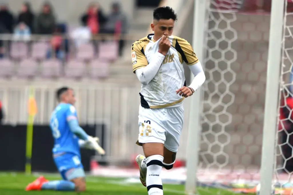 Matías Palavecino celebra un gol ante Deportes La Serena. (Alejandro Pizarro Ubilla/Photosport).