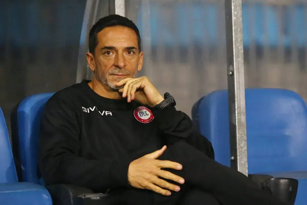 Walter Lemma estaba suspendido para dirigir en el Unión La Calera vs Limache. Pese a esto, los tomateros sostienen que se igual manera se comunicó con los jugadores cementeros. | Foto: Photosport.