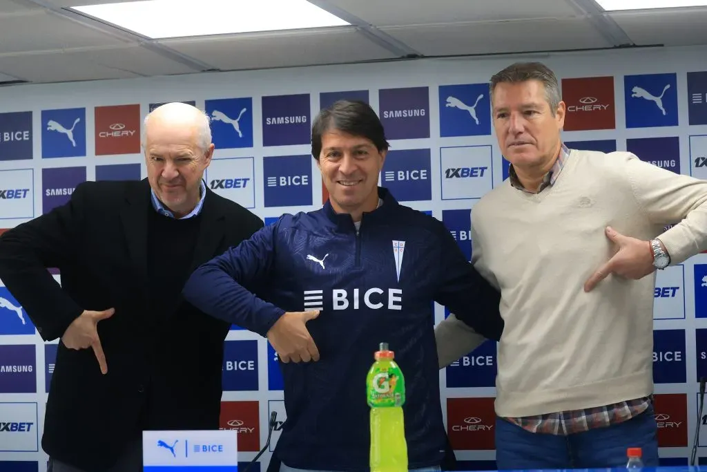 Juan Tagle y el Tati Buljubasich presentan oficialmente a Daniel Garnero en la Católica. (Javier Salvo/Photosport).