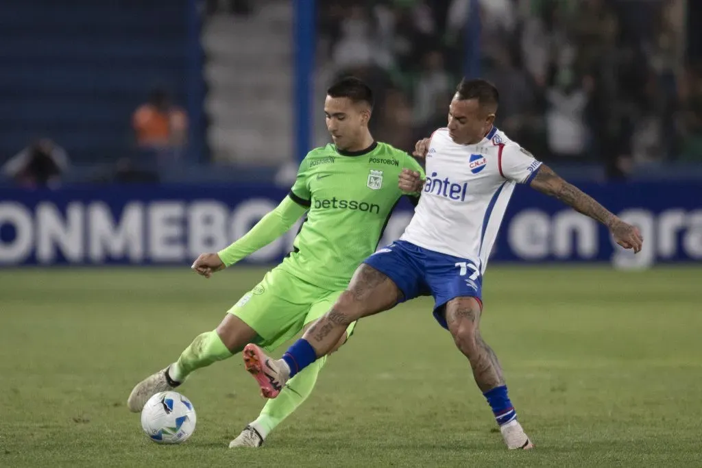 Eduardo Vargas en acción por Nacional, donde anotó dos goles en 16 partidos. (Ernesto Ryan/Getty Images).