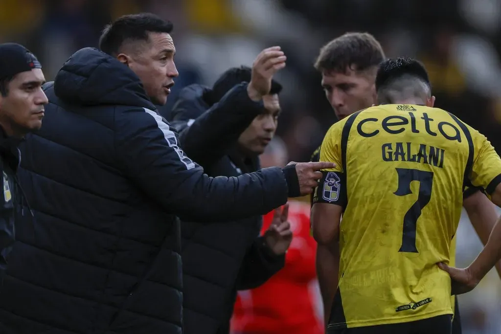 Miguel Pinto realiza los trabajos de balón detenido en los Piratas. (Andres Pina/Photosport).