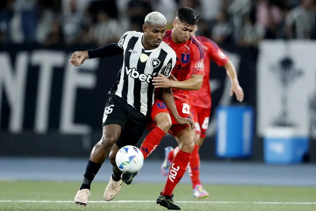 El acto racista por parte de los hinchas de Universidad de Chile se produjo en la visita a Botafogo en Brasil. | Foto: Photosport.