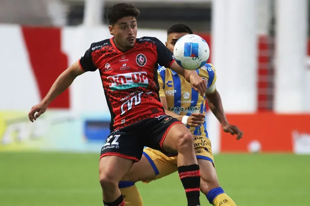 Futbol, Everton vs Deportes Limache
Fecha 1, Liga de Primera 2025.
El jugador de Deportes Limache, Gonzalo Alvarez izquierda, disputa el balon con Allan Medina de Everton, durante el partido de primera division, disputado en el estadio Nicolas Chahuan de La Calera, Chile.
16/02/2025
Alejandro Astorga/Photosport
Football, Everton vs Deportes Limache
1st turn, 2025 National Championship.
Deportes Limache player, Gonzalo Alvarez , left , vies for the ball against Allan Medina of Everton during the first division at the Nicolas Chahuan stadium in La Calera, Chile.
16/02/2025
Alejandro Astorga/Photosport