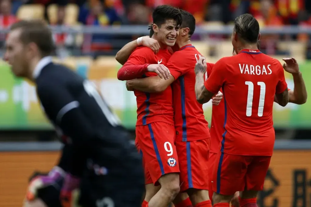 Así gritó Ángelo Sagal su gol a Islandia. Junto a Eduardo Vargas y César Pinares. (Andres Pina/Photosport).