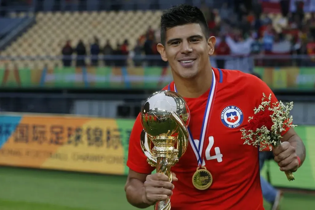 Esteban Pavez festeja la consagración de Chile en la China Cup. (Andres Pina/Photosport).
