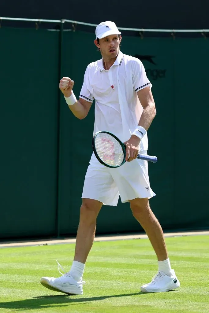 Nicolás Jarry vence a Holger Rune en la primera ronda de Wimbledon (Getty Images).