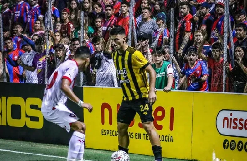 Felipe Salomoni apunta a ser refuerzo de Universidad de Chile. En la foto con la camiseta de Guaraní. (Foto: Instagram).