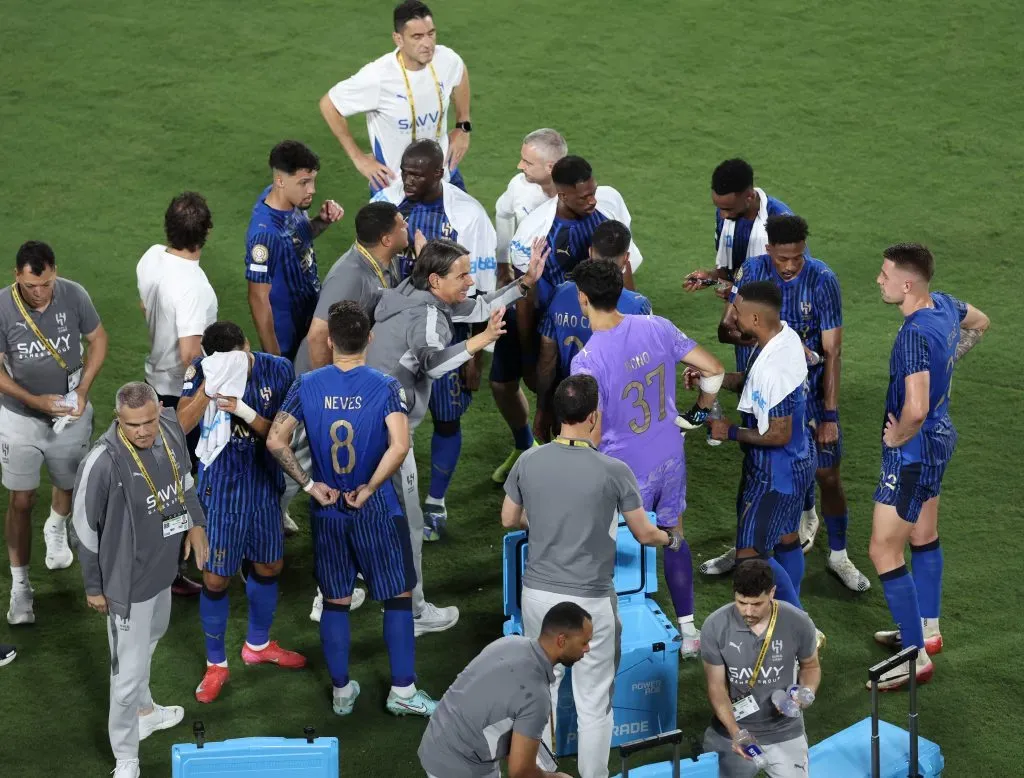 Inzaghi dándole órdenes al plantel del Al Hilal en el Mundial de Clubes