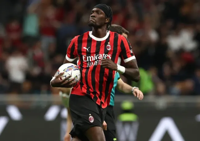 Tammy Abraham celebra uno de los goles que anotó en el AC Milan. (Marco Luzzani/Getty Images).